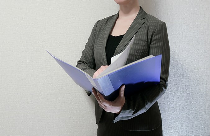 プレゼンする女性スタッフ