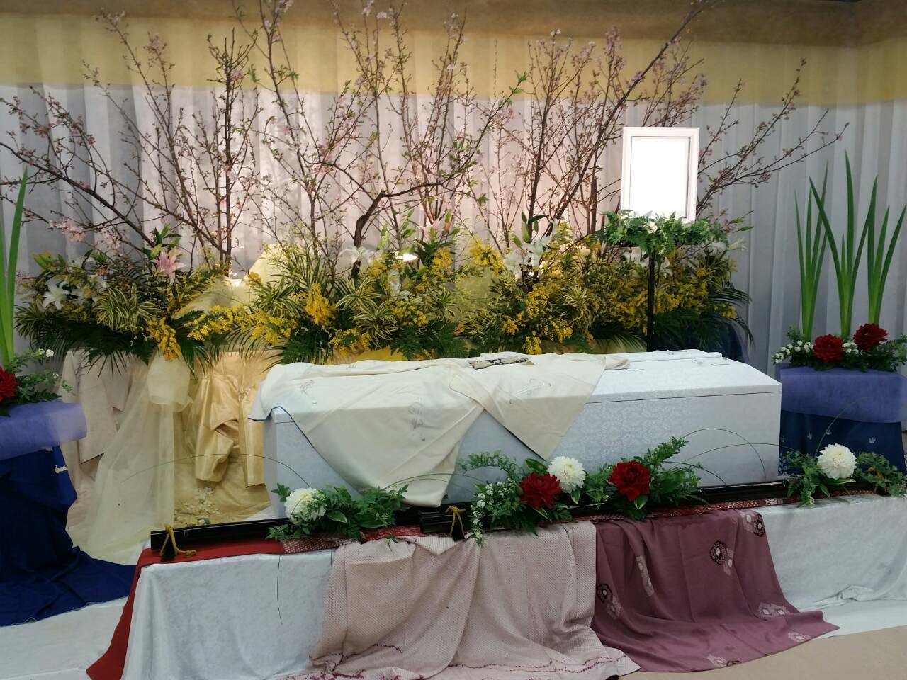 着物を組み込んだ祭壇の例