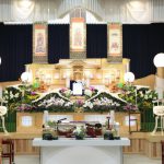 白木祭壇と花祭壇、宗教による違いとは？選び方のポイントを解説