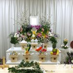 【神式葬儀の花祭壇】最近の傾向から注意点、デザイン実例まで解説