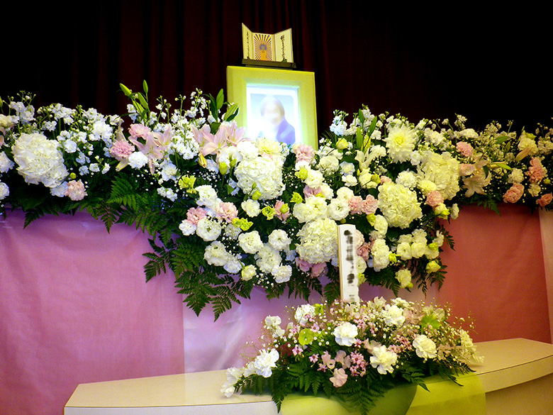 府中の森市民聖苑で葬儀を行ったお客様の祭壇写真02