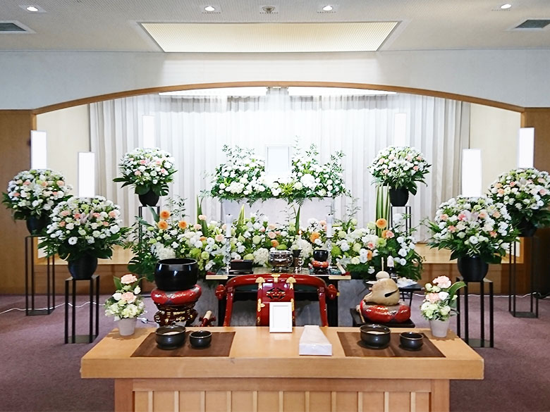 ひので斎場で葬儀を行ったお客様の祭壇写真01