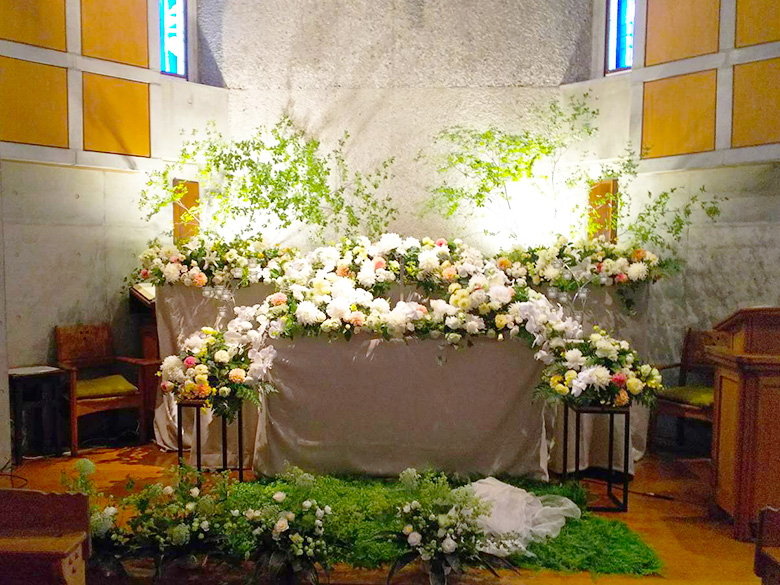 誠行社斎場（小坪火葬場）で葬儀を行ったお客様の祭壇写真01