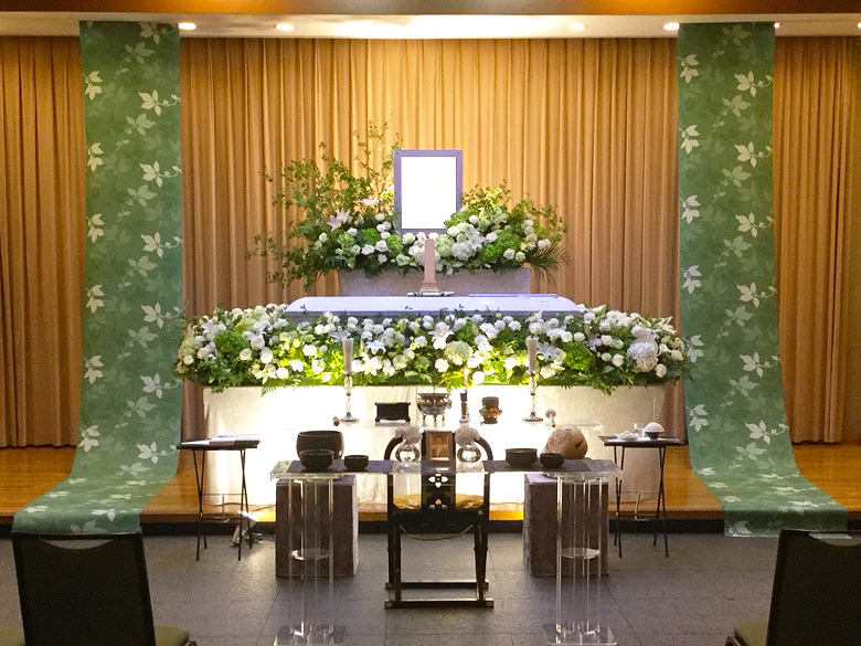 臨海斎場で葬儀を行ったお客様の祭壇写真01
