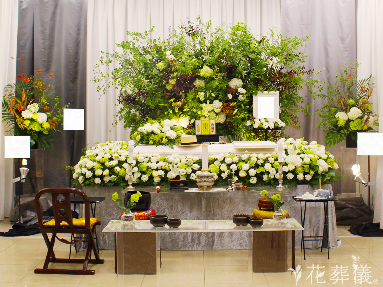 四ツ木斎場で葬儀を行ったお客様の祭壇写真01