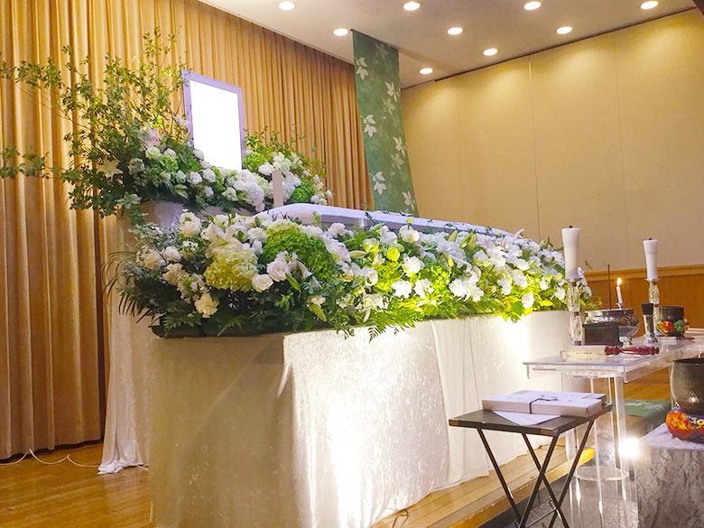 臨海斎場で葬儀を行ったお客様の祭壇写真02