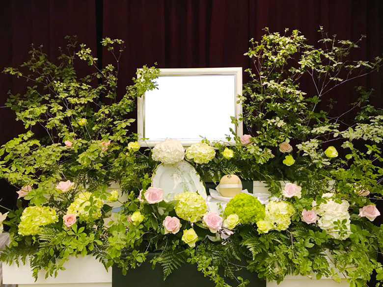 府中の森市民聖苑で葬儀を行ったお客様の祭壇写真02