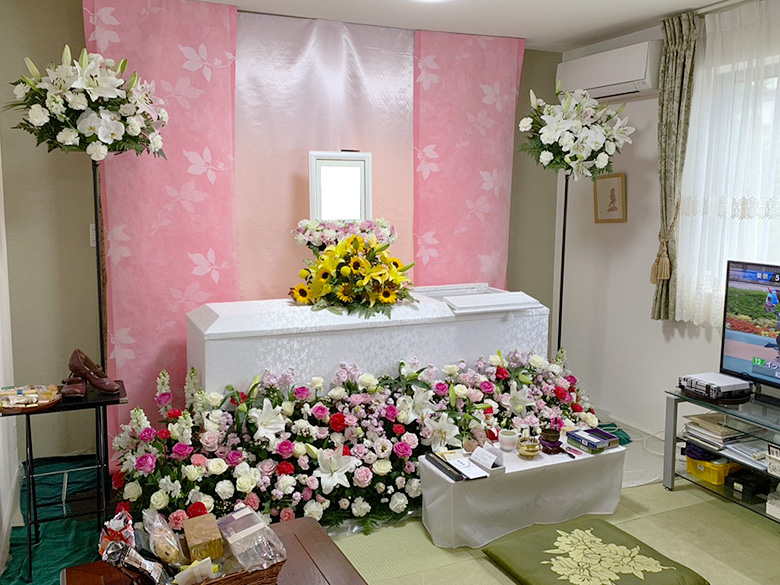 ご自宅で葬儀を行ったお客様の祭壇写真01