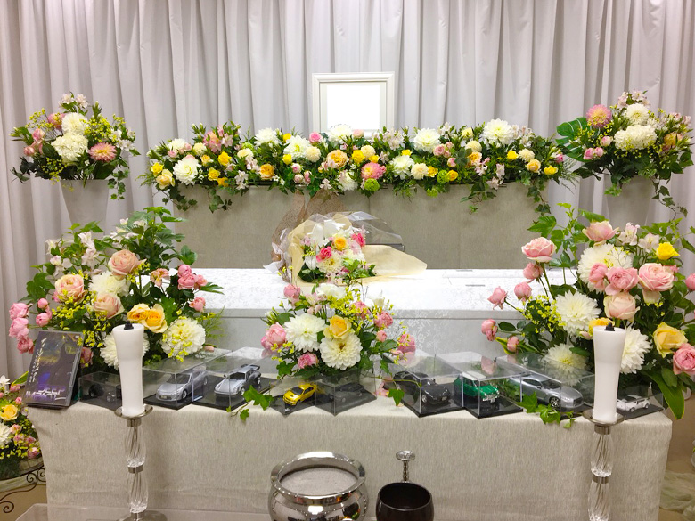 町屋斎場で葬儀を行ったお客様の祭壇写真02