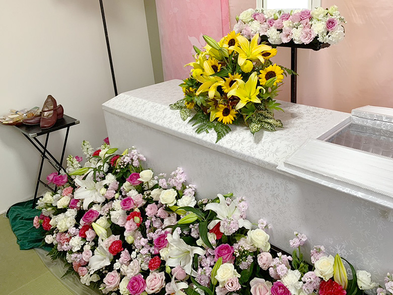 ご自宅で葬儀を行ったお客様の祭壇写真02