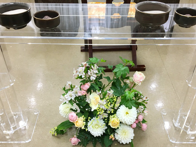町屋斎場で葬儀を行ったお客様の祭壇写真03