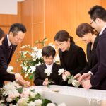 家族葬の参列者の決め方は？招待する範囲や判断の基準・失礼のない断り方を解説