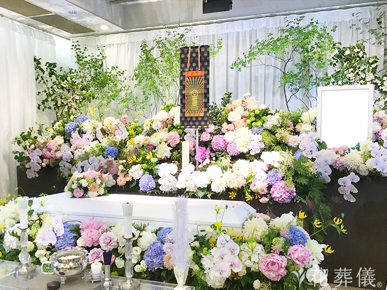桐ヶ谷斎場で葬儀を行ったお客様の祭壇写真02