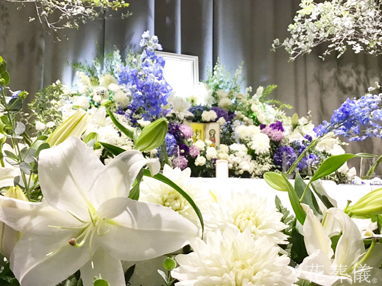 横浜市北部斎場で葬儀を行ったお客様の祭壇写真01
