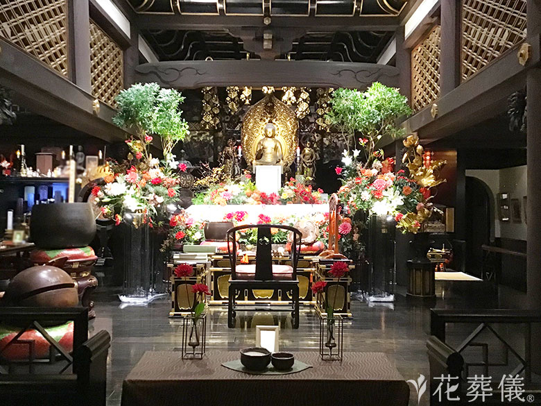 法真寺本堂で葬儀を行ったお客様の祭壇写真01