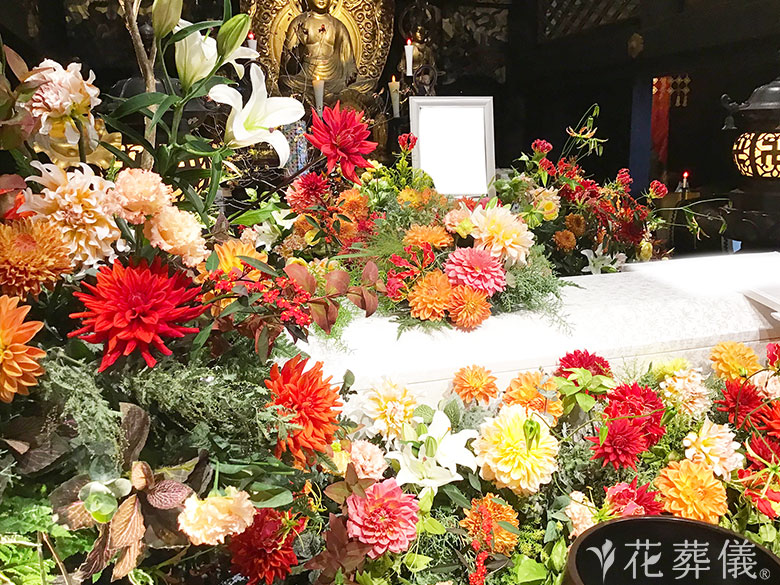 法真寺本堂で葬儀を行ったお客様の祭壇写真02
