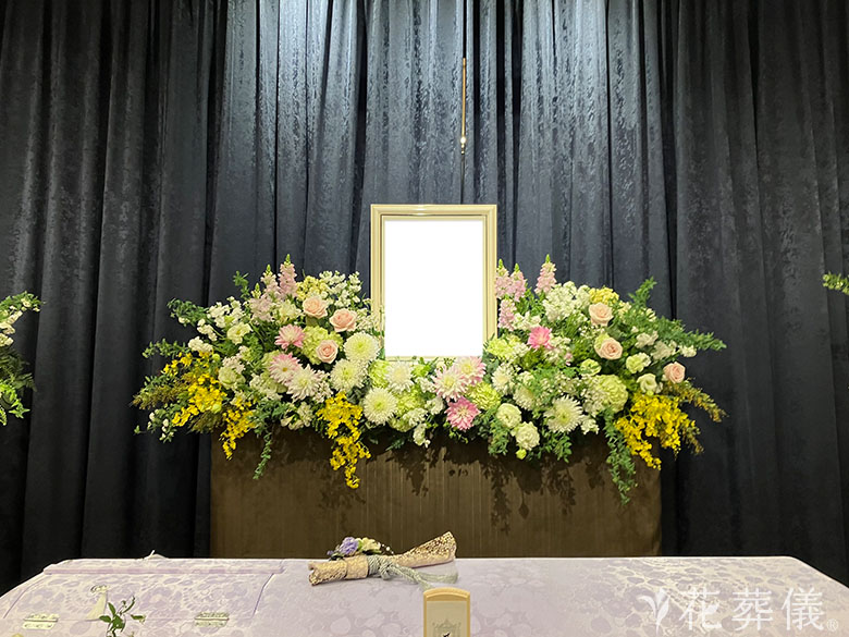 しおかぜホール茜浜で葬儀を行ったお客様の祭壇写真02