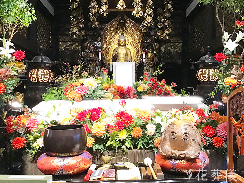 法真寺本堂で葬儀を行ったお客様の祭壇写真03