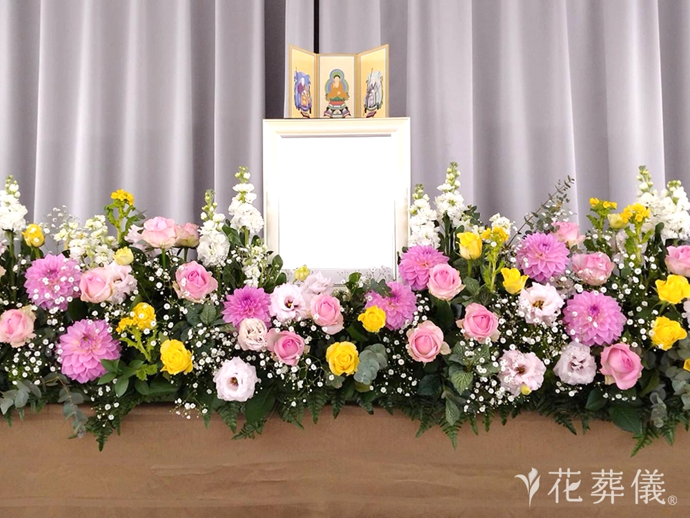 思い出の里会館で葬儀を行ったお客様の祭壇写真01