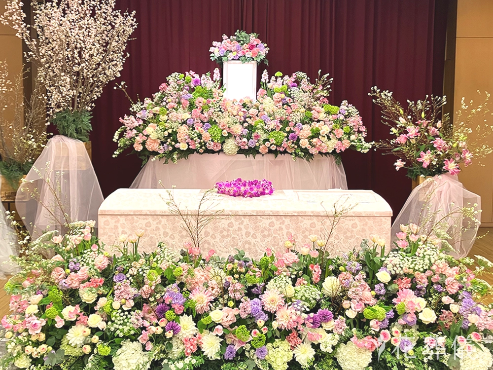 府中の森市民聖苑で葬儀を行ったお客様の祭壇写真01