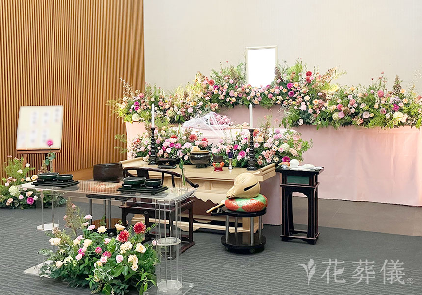 花祭壇ギャラリー　コスモス，ヒャクニチソウ，アルストロメリアなどのお花を使った祭壇